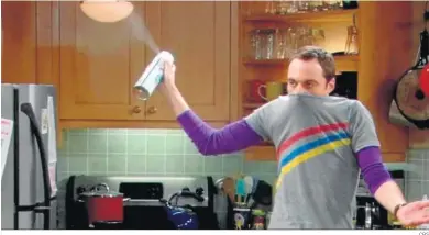  ?? CBS ?? Sheldon Cooper tomando todas las medidas posibles contra los virus hace quince años en ‘Big Bang’.