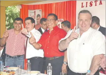  ??  ?? Óscar González Daher (último de la derecha), durante un acto político de su partido que contó con la asistencia del presidente Horacio Cartes (2° de izq. a der.)