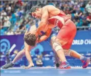  ??  ?? Former world champion Sushil Kumar (in red) gave away a 9-4 lead to lose 9-11 in Nur-sultan on Friday. KADIR CALISKAN