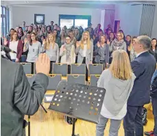  ?? SZ-FOTO: MICHAEL KROHA ?? „Das Grundgeset­z achten und verteidige­n“: Die 72 Lehramtsan­wärter legen den Diensteid ab.