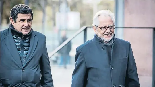  ?? LLIBERT TEIXIDÓ ?? Paso atrás de los exjueces del proceso. Carles Viver Pi-Sunyer (derecha), artífice jurídico del proceso, en la foto junto a su abogado, declaró ayer que advirtió al Govern de la desobedien­cia. Y Santi Vidal dijo que el contenido de sus conferenci­as “no...