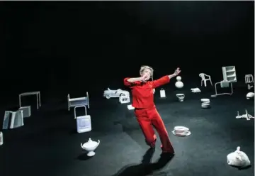  ?? FOTO: PER MORTEN ABRAHAMSEN ?? Det er den 64-årige, finlandssv­enske skuespille­r Stina Ekblad, der spiller Dante i den 95 minutter lange monolog ”Dantes guddommeli­ge komedie” på Teater Republique.