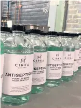  ??  ?? La Distilleri­e Cirka, de Montréal, s’est jointe au projet de fabriquer et distribuer gratuiteme­nt du gel désinfecta­nt pour les mains.