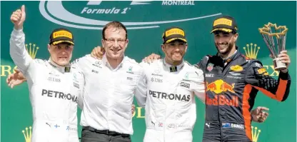  ??  ?? El podio otra vez con dos miembros de Mercedes, Valteri Bottas (izq) y Lewis Hamilton