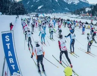  ??  ?? Assalto La folla dei concorrent­i alla Pustertale­r Ski Marathon, kermesse che attira concorrent­i da anni praticamen­te datutta Europa