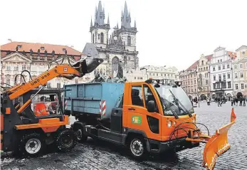  ?? Foto: Dan Materna, MAFRA ?? Peníze leží na ulici Úklid komunikací zadá hlavní město svým Pražským službám. Tendr na 16 miliard proto zruší.