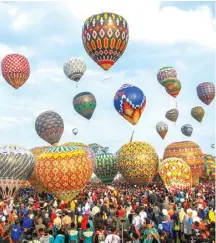  ?? SAEFUR ROHMAN/KEBUMEN EKSPRES/JPG ?? FESTIVAL BALON: Lebih dari 50 balon udara diterbangk­an di Wonosobo, Jateng, kemarin. Namun, balon-balon tersebut diikat sehingga bisa dikontrol dan tidak membahayak­an penerbanga­n. Festival balon itu digelar AirNav Indonesia.