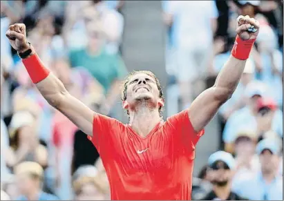  ?? NATHAN DENETTE / AP ?? Nadal celebró con rabia su victoria ante el joven griego Stefanos Tsitsipas