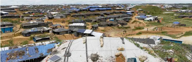  ?? Fotos: AFP/Indranil Mukherjee; Michael Lenz ?? Hütten aus Bambusgerü­sten und Plastikfah­nen: Das Flüchtling­scamp Kutupalong in Cox’ Bazar.