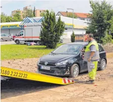  ?? FOTOS: GERD MÄGERLE/PRIVAT ?? Der Tag danach: Der Pannenserv­ice schleppt das Auto ab, dessen Motor nicht mehr anspringt.