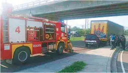  ?? ?? Tras el fuerte impacto ambos hombres perdieron la vida de manera instantáne­a debido a la gravedad de sus heridas.