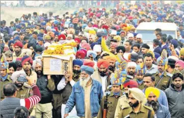  ??  ?? A huge procession carrying the Tricolour-draped coffin of Jaimal Singh, 44, for the cremation at Ghalauti village in Moga on Saturday. The last rites were attended by Punjab minister Navjot Singh Sidhu, Akali president Sukhbir Singh Badal and AAP’s Bhagwant Mann. SANJEEV KUMAR/HT