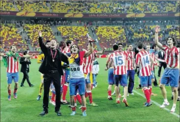  ??  ?? Simeone y Falcao, abrazados, celebran la Europa League conquistad­a en 2012 en el escenario de hoy.