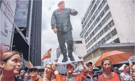  ?? FOTO: EFE ?? ►► Seguidores del chavismo participan de una marcha, ayer en Caracas.
