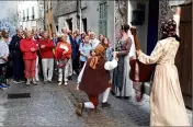  ?? (DR) ?? La troupe émerveille le public dans les rues du village.