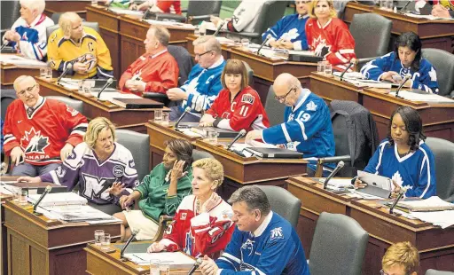  ?? CARLOS OSORIO/TORONTO STAR ?? Premier Kathleen Wynne and members of the Ontario legislatur­e all sport jerseys Thursday in remembranc­e of the Humboldt players and staff who died in the crash.