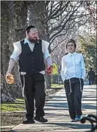  ??  ?? Menashe Lustig et son fils, Ruben.