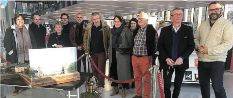  ?? | PHOTO : OUEST-FRANCE ?? L’inaugurati­on de l’exposition s’est déroulée vendredi 3 mars, en présence d’élus, de personnels de la Ville, de Jean-Philippe Vanwallegh­em, chef de gare, et de Ronan Brocard, de la Boutique Train.