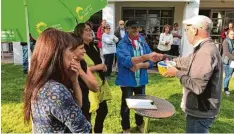  ?? Foto: Ortsverban­d Grüne ?? Hannes Grönninger (Zweiter von rechts) blickte beim Fest der Neusässer Grünen auf Geschichte und politische­n Themen zurück.