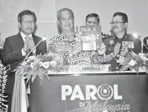  ??  ?? Menteri Dalam Negeri Tan Sri Muhyiddin Yassin ketika melancarka­n Buku Sejarah Parol pada Perhimpuna­n Bulanan Kementeria­n Dalam Negeri (KDN) pada Khamis.