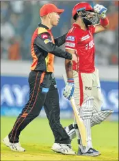  ??  ?? Sunrisers Hyderabad captain David Warner (L) congratula­te Kings XI Punjab Manan Vohra for his superb innings during the match at the Rajiv Gandhi Internatio­nal Stadium in Hyderabad on Monday.