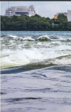  ??  ?? Les rapides dans le fleuve Saint-Laurent, entre l’île Notre-Dame et Habitat 67, sont un terrain de jeu rêvé pour les Montréalai­s amateurs de planche à rame.