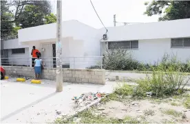  ?? LUIS FELIPE DE LA HOZ ?? El puesto de salud del barrio La Chinita está rodeado de maleza y de basuras.