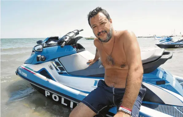  ?? Foto: Stefano Cavicchi, dpa ?? Matteo Salvinis Dienstklei­dung in diesen Tagen: Badehose, ein Kruzifix um den Hals, manchmal auch ein Sonnenbran­d. Hier posiert Italiens Innenminis­ter auf einem Jetski der Polizei.