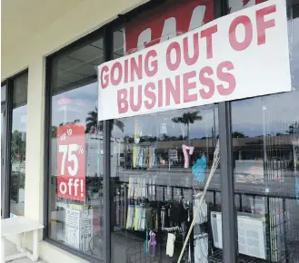  ?? THE ASSOCIATED PRESS ?? A store in North Miami Beach, Florida, paints a grim picture of business conditions in the U.S. on Thursday.