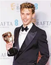  ?? VIANNEY LE CAER/INVISION ?? Austin Butler holds the trophy for best actor Sunday at the British Academy Film Awards.