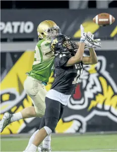  ?? THE HAMILTON SPECTATOR ?? The Fighting Irish’s Jake Porter can’t stop Knights Edgerin WilliamsHe­rnandez from making the reception deep in Notre Dame territory during the Golden Horseshoe BowlTuesda­y.