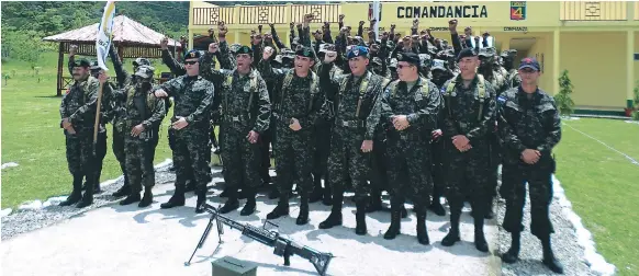  ??  ?? ADIESTRAMI­ENTO. Militares de todo el país se dieron cita en el Cuarto Batallón de Infantería para prepararse en el curso de cascabeles.