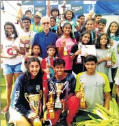  ??  ?? All the trophy winners with the chief guest Ramesh Bajaj, former swimmer and water polo player and Otters Club’s trustee.