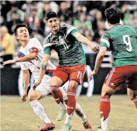  ?? Darren Abate / AP ?? Alan Pulido (centro) tuvo una gran actuación en su debut con la selección mayor de México, al anotar tres goles en el 4-0 sobre Corea del Sur en San Antonio.