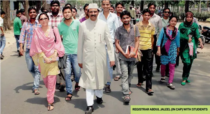  ?? CHANDRADEE­P KUMAR/ www. indiatoday­images. com ?? REGISTRAR ABDULJALEE­L( IN CAP) WITH STUDENTS