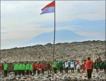  ?? ARIEF BUDIMAN RADAR SOLO ?? CINTAI BUMI: Aktivis peduli lingkungan Kota Solo menggelar upacara bendera di tempat pembuangan akhir (TPA) sampah kawasan Putri Cempo, Mojosongo, Solo.