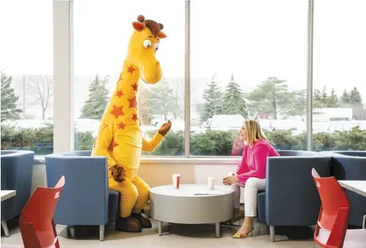  ?? PHOTO COURTOISIE ?? La présidente de Toys R Us Canada, Melanie Teed-Murch, en présence de la célèbre mascotte Geoffrey la girafe au siège social de l’entreprise à Vaughan, en Ontario. Le détaillant entend consolider sa place sur le marché canadien où ses affaires sont bonnes.