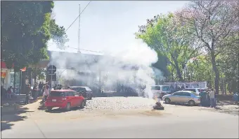  ??  ?? Frente a la ANDE se quemaron ayer cubiertas y se explotaron bombas de estruendo para reclamar la designació­n de tres funcionari­os rechazados por los miembros del Sitrande.