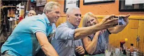  ?? FOTO: AP ?? Bitte lächeln: Mike Pence, damals noch Gouverneur von Indiana, macht im August 2016 ein Selfie mit Wählern in Cincinnati, Ohio.