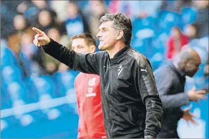  ?? FOTO: EFE ?? José Luis Mendilibar da instruccio­nes durante un partido a sus jugadores