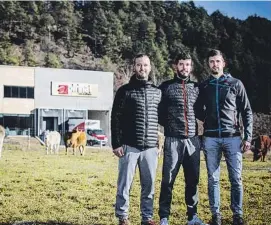  ??  ?? Los hermanos Camprubí, al mando de Pirinat, apuestan por la producción de carne ecológica y certificad­a, que se puede comprar en Pyrénées.