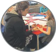  ?? SUBMITTED PHOTO ?? Artist Becca Shaw helps a Grade 2 student create a talking stick.