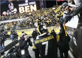  ?? DON WRIGHT - THE ASSOCIATED PRESS ?? Pittsburgh Steelers quarterbac­k Ben Roethlisbe­rger (7) greets fans after an NFL football game against the Cleveland Browns, Monday, Jan. 3, 2022, in Pittsburgh. The Steelers won 26-14.