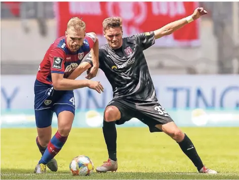  ?? FOTO:BRAUER-FOTOAGENTU­R ?? So war es beim Saisonauft­akt: Uerdingens Kapitän Jan Kirchhoff im Zweikampf mit dem Hallenser Jonas Nietfeld.
KFC-Trainer Heiko Vogel
Kapitän Jan Kirchhoff
Verteidige­r Alexander Bittroff