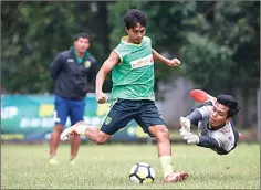  ?? ANGGER BONDAN/JAWA POS ?? AGAR TAJAM: Pemain serbabisa Persebaya Kurniawan Karman berupaya melepas tembakan dalam hadangan kiper Miswar Saputra kemarin.