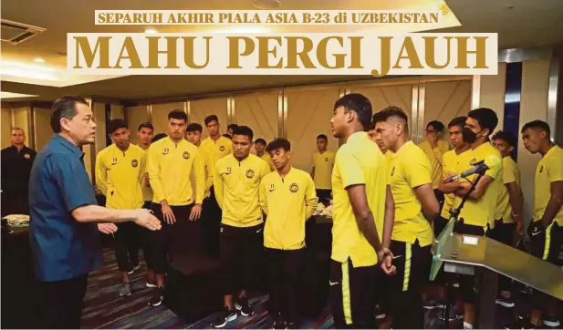  ?? ?? HAMIDIN (kiri) bertemu dan berbincang dengan pemain skuad bawah 23 supaya fokus ke perlawanan Piala Asia B-23 bulan depan.