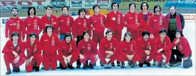  ?? ?? Foto de equipo de los integrante­s de la Selección española que debutó en 1977 en un Mundial (Grupo C) de hockey sobre hielo, en Copenhague (Dinamarca).