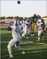  ?? NICHOLAS PFEIFER — THE MORNING JOURNAL ?? Clearview quarterbac­k Anthony Terry throws a strike to Kahliel Fenderson (45) against Amherst on Aug. 25.