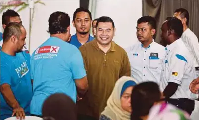  ?? [FOTO ADZLAN SIDEK/BH] ?? Rafizi bersalam dengan penyokong hadir ke majlis amanat sempena Pemilihan PKR 2018 di Senawang, semalam.