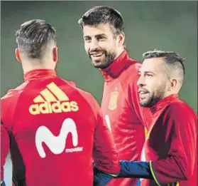  ?? FOTO: AP ?? Buen rollo Piqué bromea con Sergio Ramos y Alba en la sesión de ayer en Vaduz